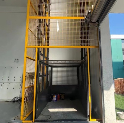 马尾导轨式升降机助力物流园破解运输难题